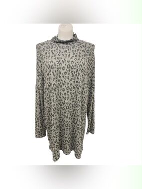 cleo Gray Leopard Print Mock Neck Tunic Size M